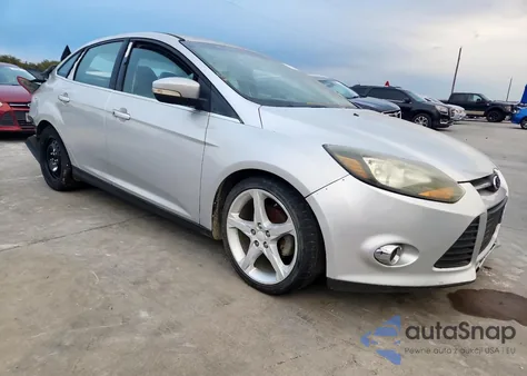2013 Ford Focus Titanium z USA, uszkodzony, nr VIN 1FADP3J2XDL149346